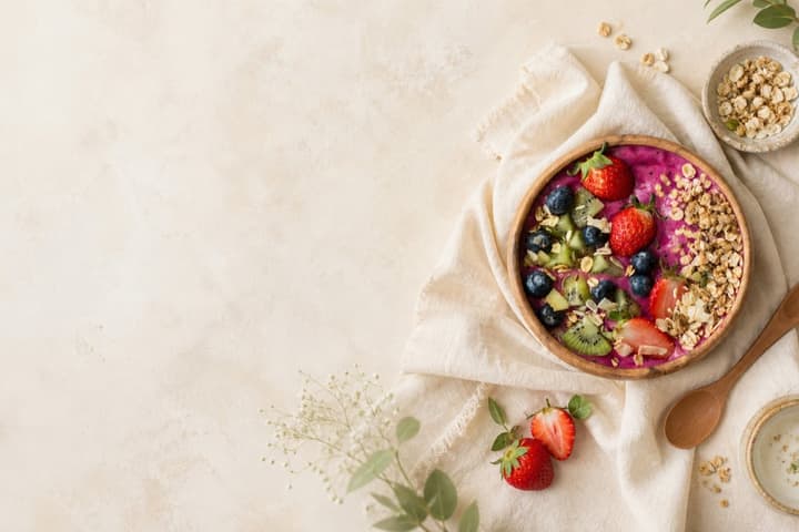 Assiette équilibrée avec légumes et aliments frais
