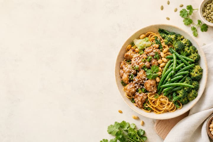 Repas équilibré avec fruits, céréales et aliments frais